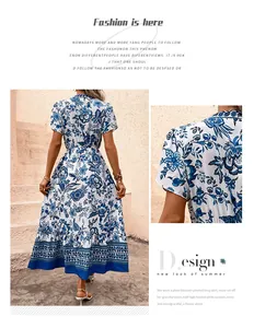 Dettaglio ravvicinato dell'elegante motivo floreale blu e bianco su questo maxi abito