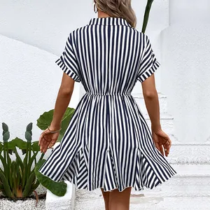 Robe chemise à manches courtes à rayures verticales bleues et blanches avec revers