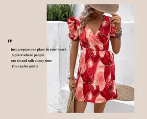 Detail eines roten Blumenkleides mit V-Ausschnitt, Puffärmeln und Taillenband für den Sommer