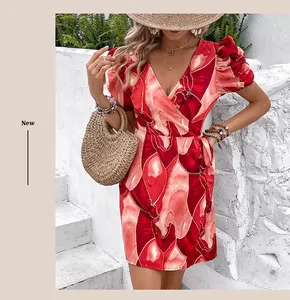 Detail eines roten Wickelkleids mit Puffärmeln und V-Ausschnitt im Sommer-Stil