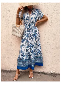 Dettaglio dell'abito floreale blu bohémien con scollo a V in pizzo e coulisse