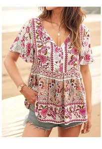 Λεπτομέρεια boho μπλούζας με φλοράλ τύπωμα, λαιμόκοψη V και μανίκια με βολάν