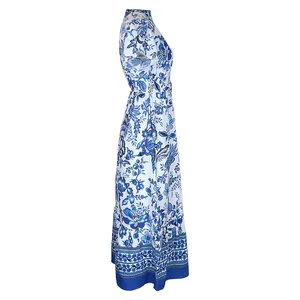Dettaglio dell'abito maxi a fiori blu con collo alto e motivo botanico porcellana