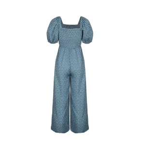 Détail de la combinaison fleurie à col carré, manches bouffantes et taille smockée