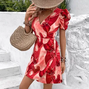 Sommerliches Wickelkleid mit rosa Blumendruck, tiefem V-Ausschnitt und Puffärmeln für Urlaub