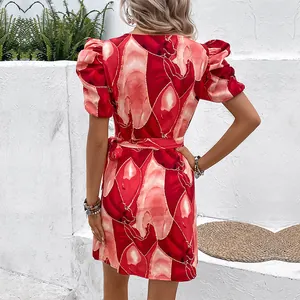 Rückansicht des Kleides mit rosa Marmordruck, Puffärmeln und Taillenband für den Sommer