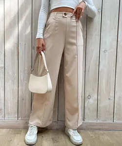 Détail du pantalon large beige à taille haute avec couture centrale et bouton élégant