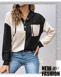 Dettaglio della felpa da donna in maglia a nido d'ape con design a blocchi di colore