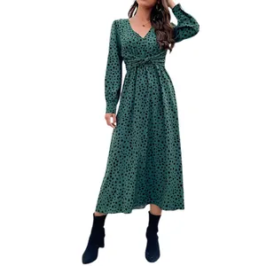 Dunkelgrünes Midikleid mit V-Ausschnitt, Leopardenmuster und elegantem Knotendetail