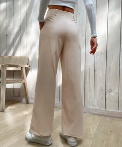 Vue détaillée de la coupe arrière et du drapé du pantalon large beige à taille haute
