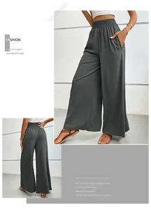 Détail du pantalon large gris foncé à taille haute froncée avec poches latérales