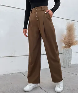 Détail montrant les quatre boutons vintage et la taille haute de ce pantalon marron large