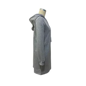 Detail eines hellgrauen Kapuzen-Sweatkleids mit schwarz-weiß gestreiften Seitentaschen