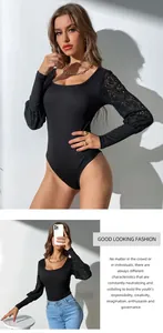Détail du body ajusté à col carré avec manches en dentelle et maille extensible