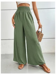 Détail du pantalon taille haute à jambes larges vert sauge avec taille élastiquée