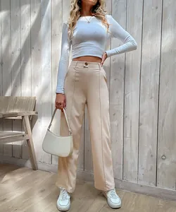 Détail du pantalon beige à taille haute et jambe large avec pli marqué et tissu fluide
