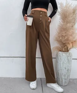 Détail d'un pantalon marron à taille haute avec fermeture vintage à quatre boutons