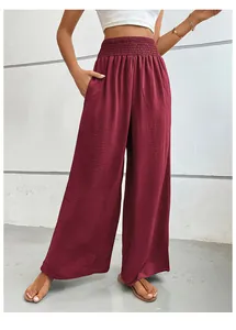 Détail du pantalon taille haute à jambes larges bordeaux avec taille élastique plissée