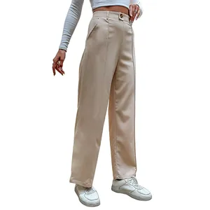 Détail du pantalon beige à taille haute avec fermeture à bouton et poches latérales