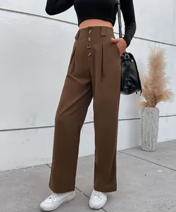 Détail du pantalon large marron à taille haute avec braguette décorative à quatre boutons
