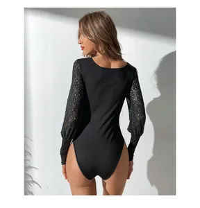 Vue arrière détaillée d'un body noir moulant avec dentelle et texture côtelée