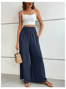 Vue détaillée du pantalon large bleu marine à taille haute avec texture plissée élastique