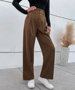 Détail du pantalon marron à taille haute et jambe large avec boutons vintage et taille plissée