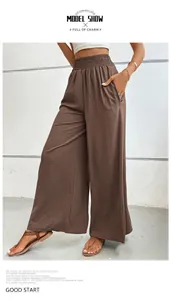Détail du pantalon large marron foncé avec taille froncée et poches latérales