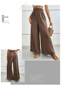 Détail de la taille haute élastiquée smockée sur un pantalon large évasé marron foncé