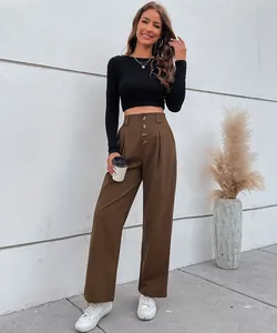 Détail du pantalon large à taille haute marron foncé avec fermeture à boutons décoratifs