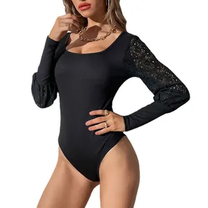 Body noir ajusté pour femme avec col carré et manches en dentelle ajourée élégante