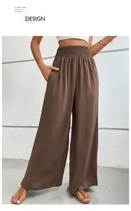 Détail de la taille élastique froncée et tissu texturé du pantalon large marron