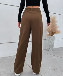 Vue arrière d'un pantalon marron à taille haute avec jambes larges et texture en relief