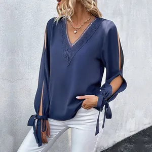Dunkelblaue V-Ausschnitt Bluse mit Spitzenbesatz und Schleifendetails am Ärmel