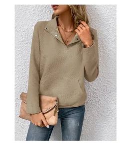 Detail van khaki getextureerde sweater met knoopsluiting en kangoeroezak