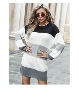 Détail d'une robe en maille tricolore avec blocs de couleur noir, blanc et gris