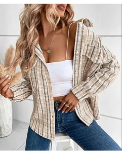 Dettaglio giacca in tweed con bottoni di perle e strisce vintage beige-marrone