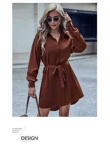 Détail d'une robe chemise rouge rouille avec col à revers, boutonnage avant et ceinture nouée