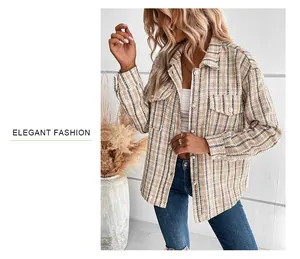 Dettaglio della trama tweed a quadri e tasche con patta su giacca casual da donna