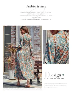 Vue détaillée d'une robe maxi plissée à imprimé fleuri avec un col montant élégant