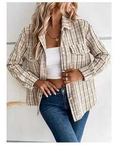 Dettaglio della giacca in tweed a quadri da donna con bottoni di perle e stile retrò