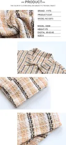 Dettaglio macro del tessuto tweed beige a quadri e bottone di perla della giacca elegante