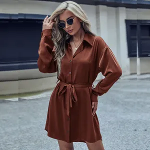 Robe chemise élégante en satin marron à manches longues avec col à revers et ceinture