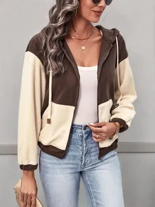 Dettaglio della felpa con cappuccio e zip in pile con design bicolore marrone e crema