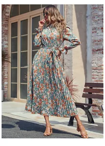 Détails de la robe longue plissée à fleurs en mousseline avec ceinture et poignets évasés
