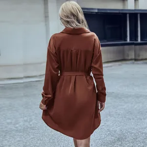 Vue arrière d'une robe chemise caramel à manches longues avec col et ceinture de style urbain