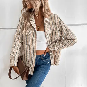 Giacca in tweed vintage a quadri da donna con bottoni di perle e ampie tasche sul petto