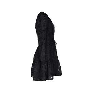 Détails de la robe noire avec tissu jacquard floral et lien de serrage à la taille