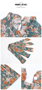 Détails d'une robe fleurie vintage avec col à volants, cordon à nouer et fermeture à bouton