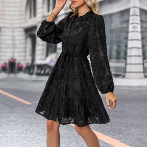 Robe courte noire élégante en jacquard floral à manches longues et taille nouée
